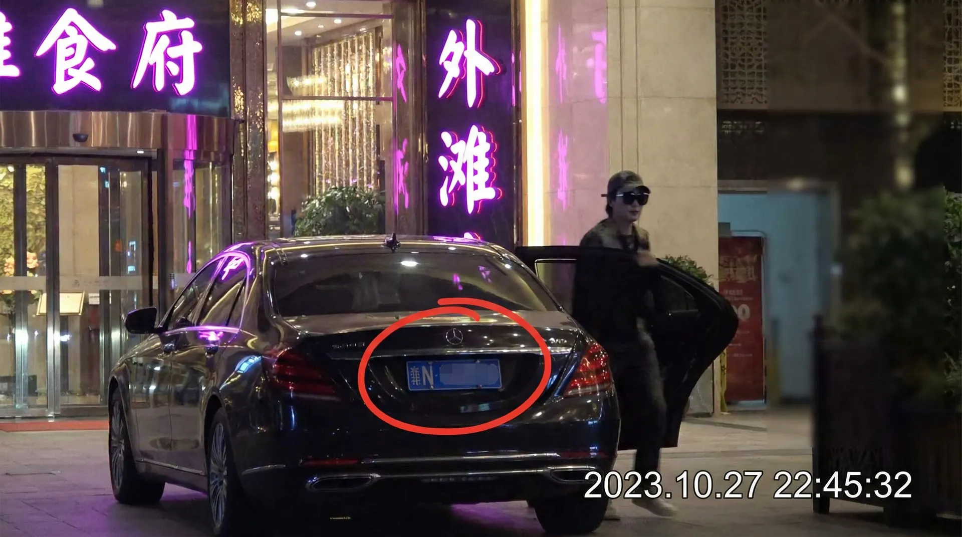 搞鸡网站 - 豪车餐厅外偷拍